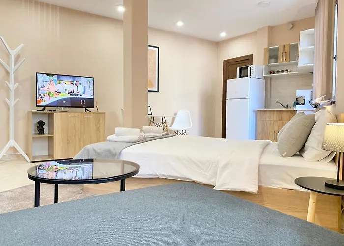 Studio For 4 Guests Next To Mall & Free Street Parking