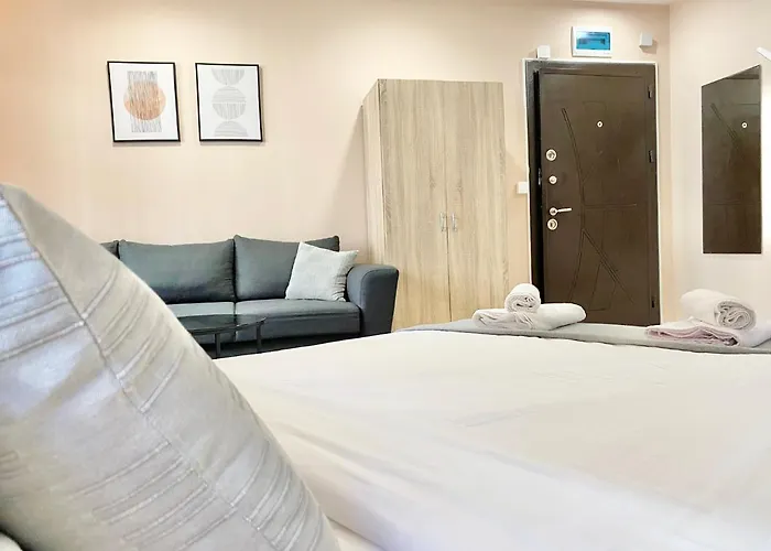 Studio For 4 Guests Next To Mall & Free Street Parking
