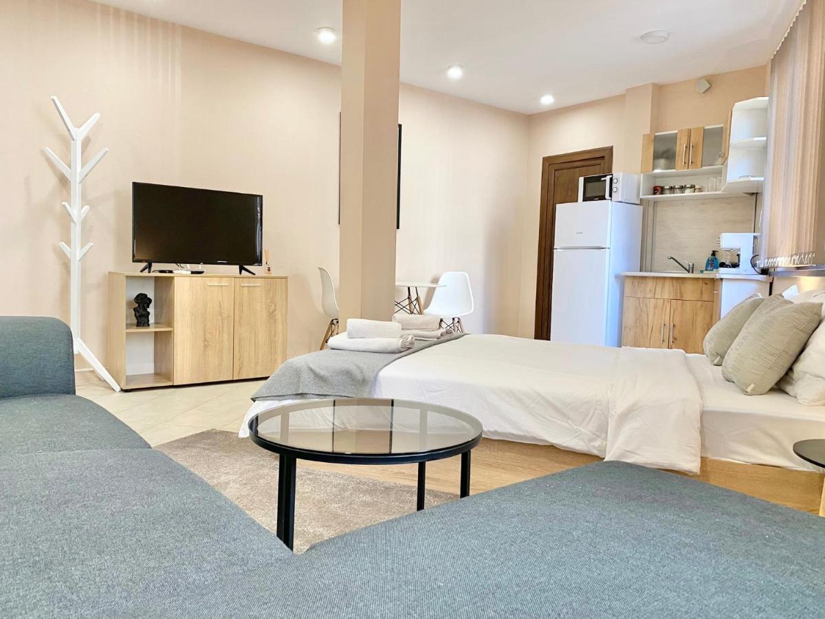 For 4 Guests Next To Mall & Free Street Parking Apartment *