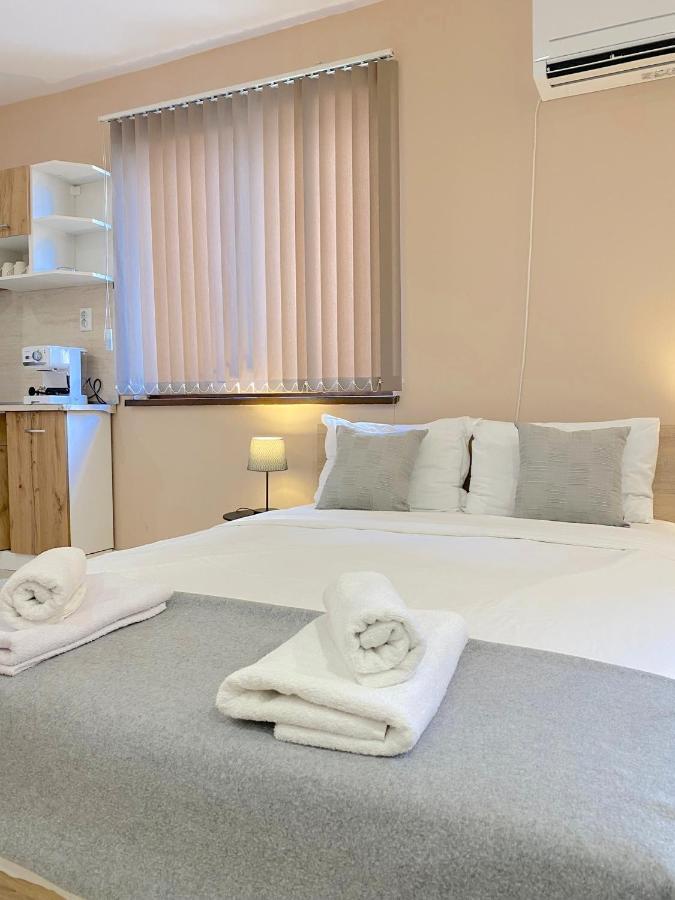 For 4 Guests Next To Mall & Free Street Parking Apartment *